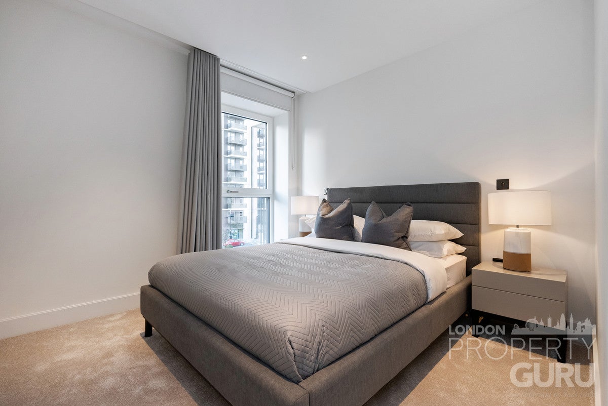 Flat Silver Road in Greater London