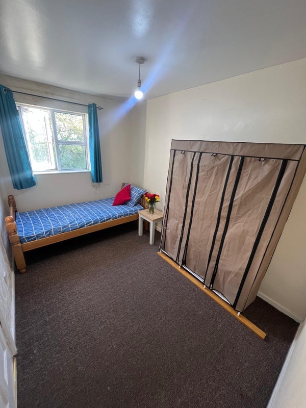 Room Hendford Drive in Bradford