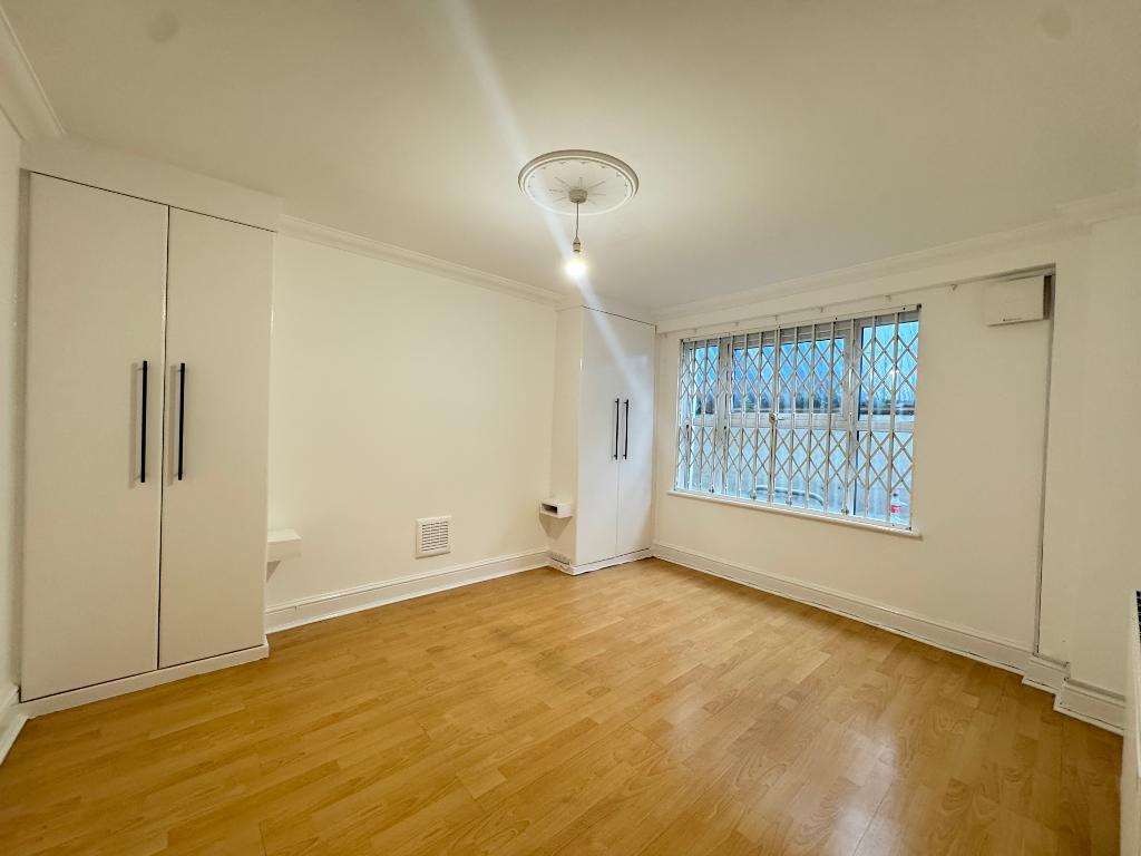 Flat Queen's Road in Greater London