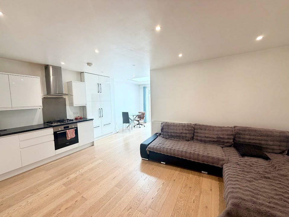 Flat Pinner Road in Greater London