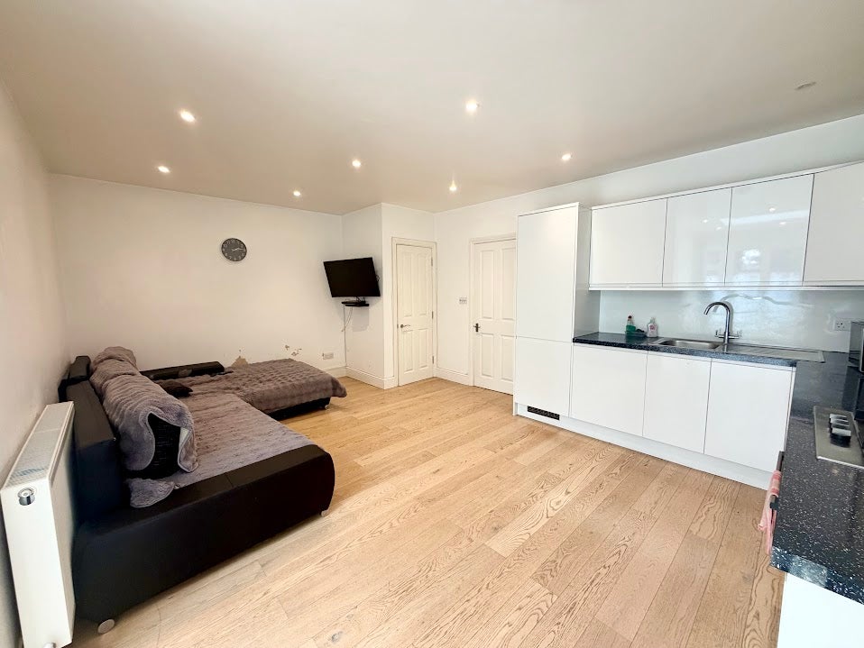 Flat Pinner Road in Greater London