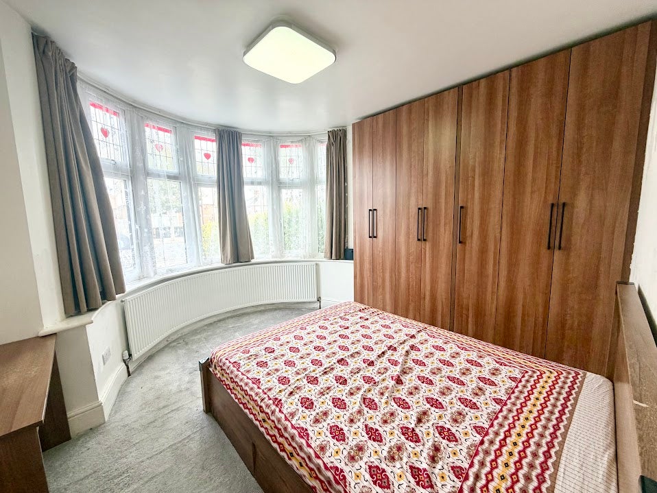 Flat Pinner Road in Greater London