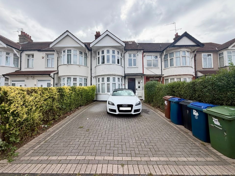 Flat Pinner Road in Greater London