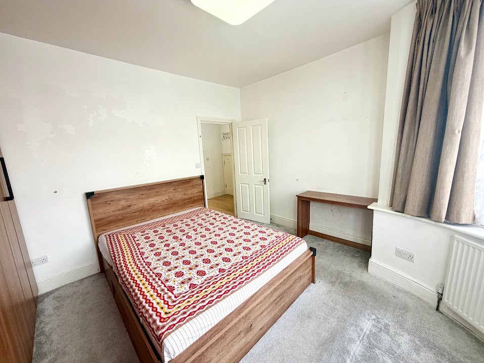 Flat Pinner Road in Greater London