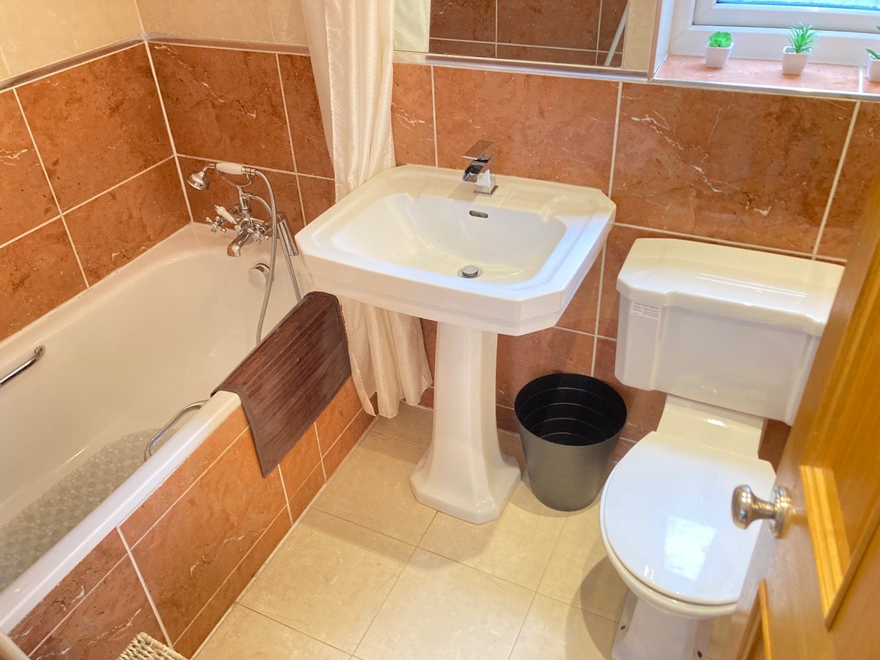 Flat Craven Avenue in Greater London