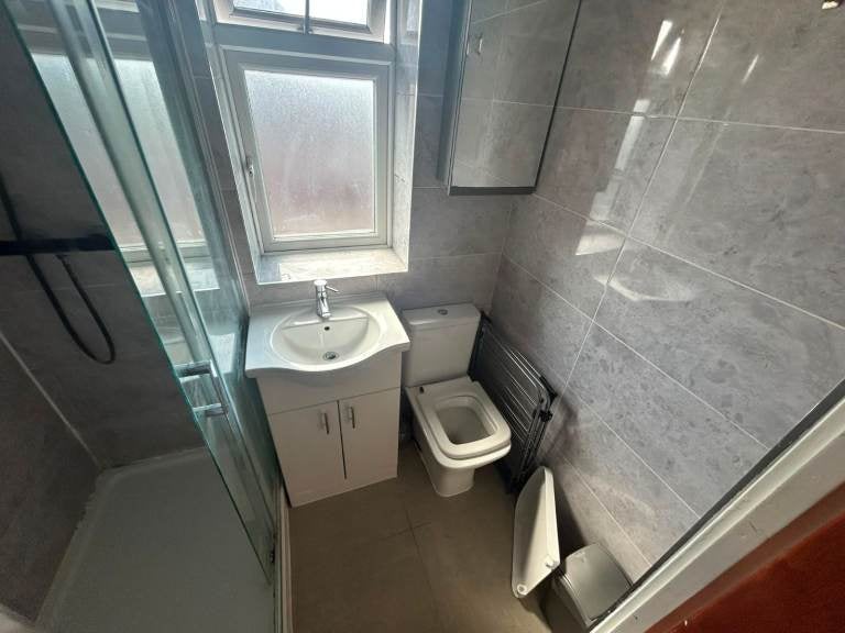 Flat Bryony Road in Greater London