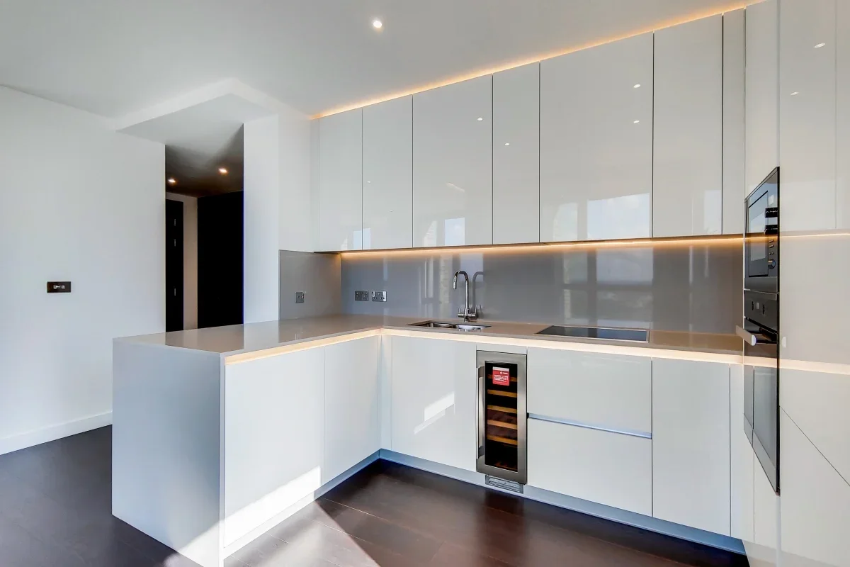 Flat Ponton Road in Greater London