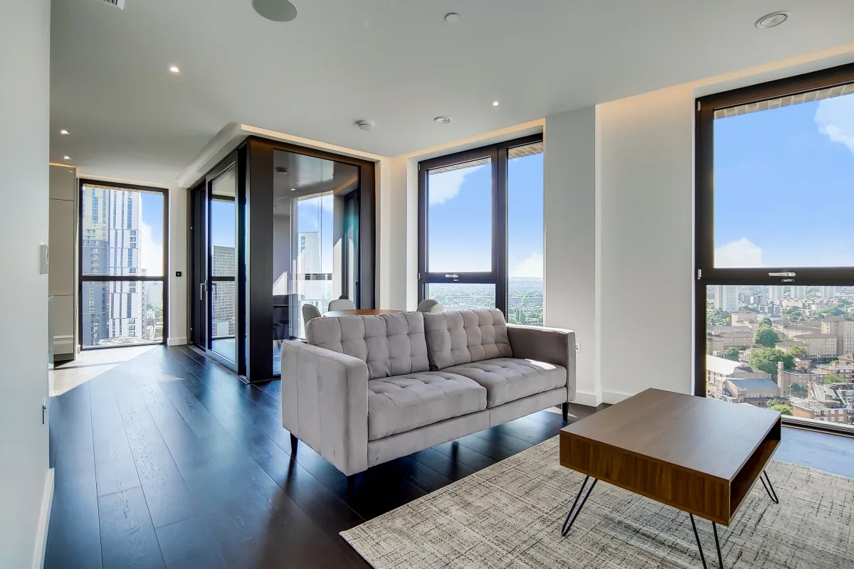 Flat Ponton Road in Greater London
