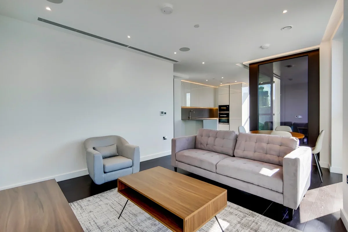Flat Ponton Road in Greater London