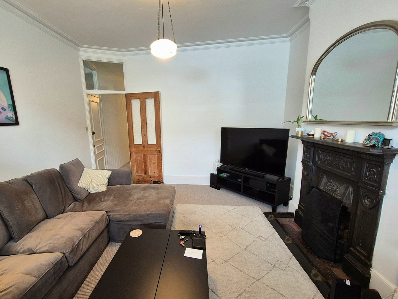 Flat Hermitage Road in Greater London