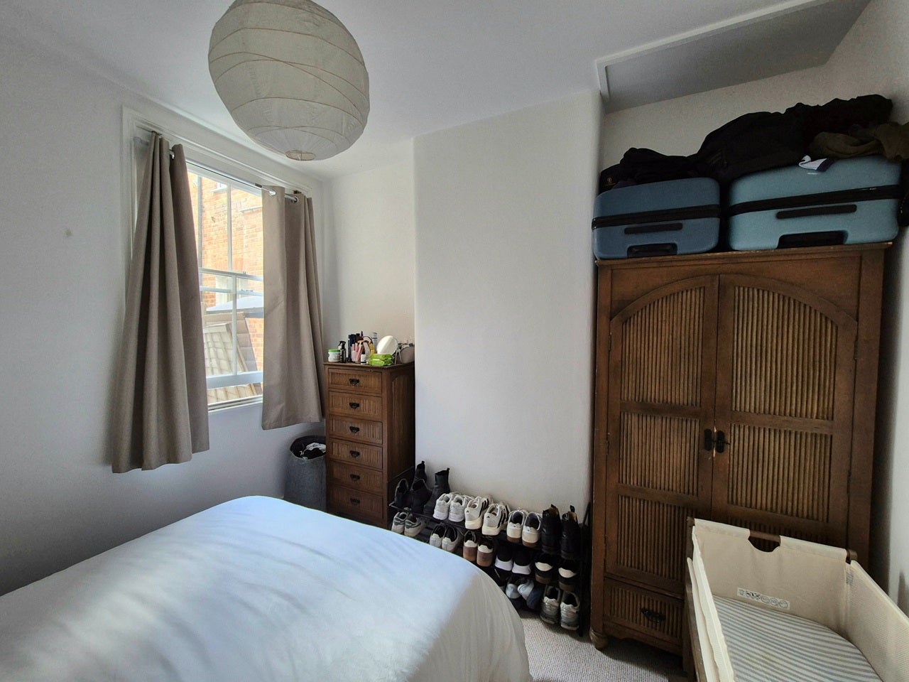 Flat Hermitage Road in Greater London