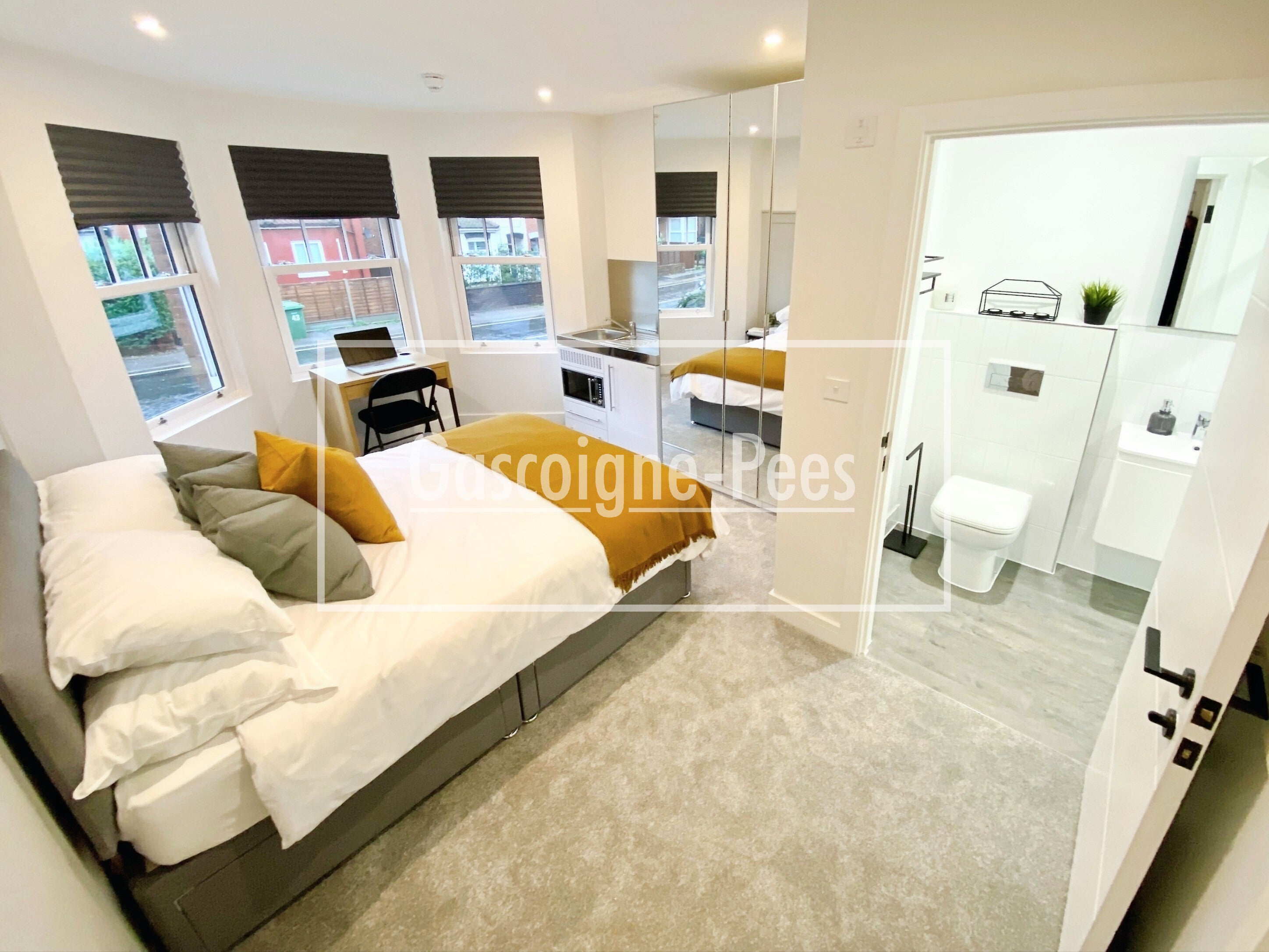 Flat Friend Avenue in Rushmoor