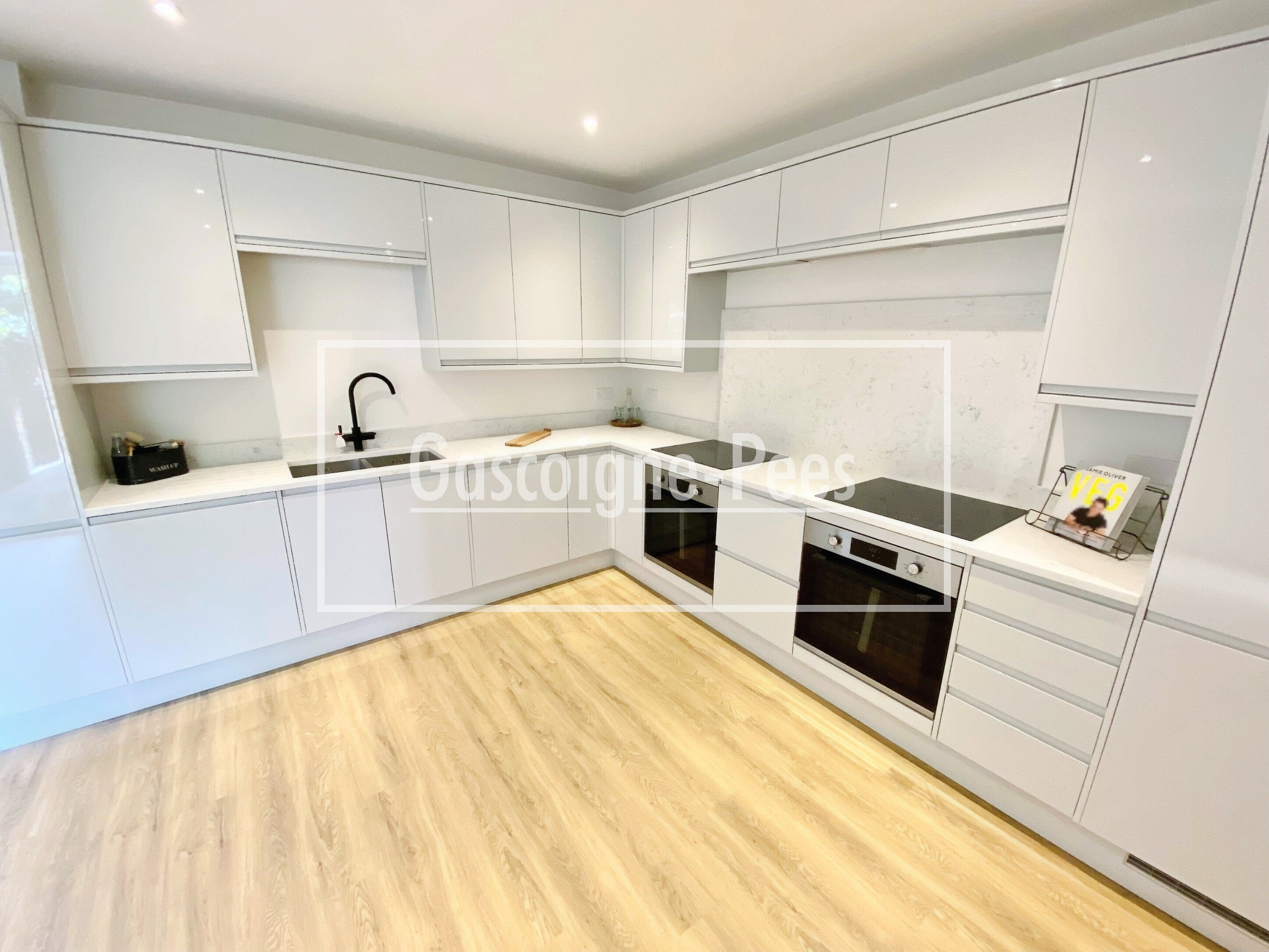 Flat Friend Avenue in Rushmoor