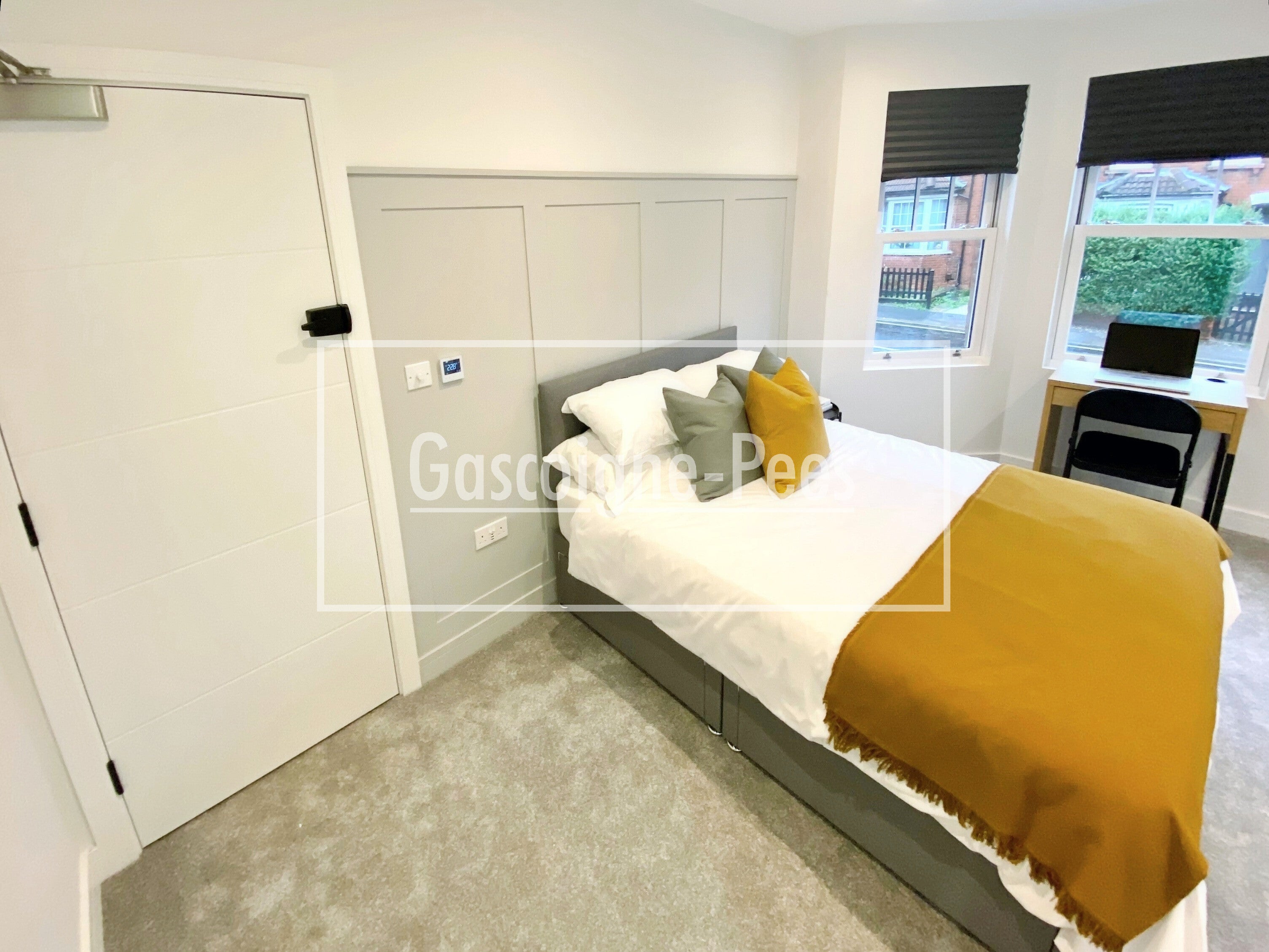 Flat Friend Avenue in Rushmoor
