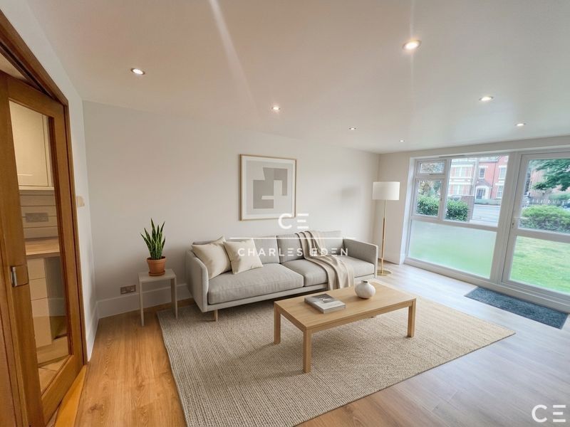 Flat Oakwood Avenue in Greater London
