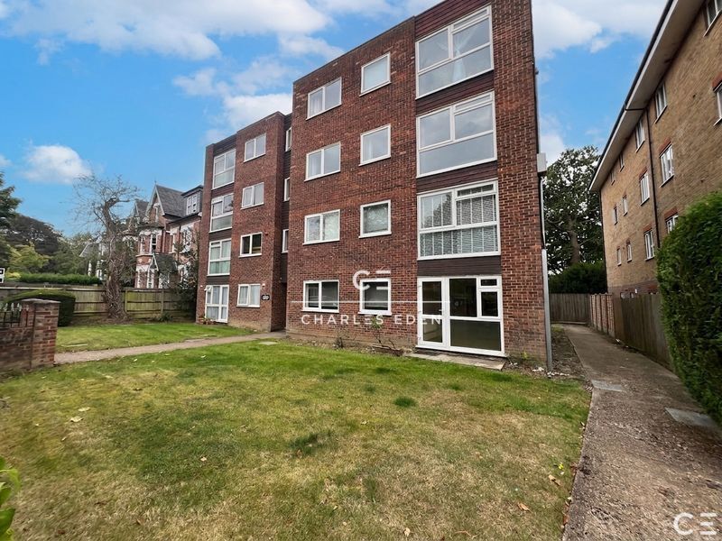 Flat Oakwood Avenue in Greater London