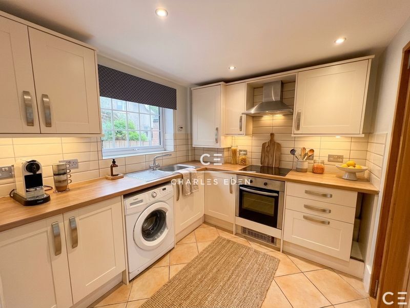 Flat Oakwood Avenue in Greater London