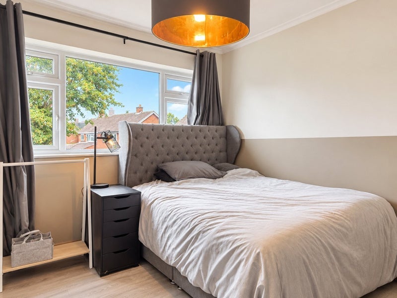 Room Holywell Drive in Charnwood
