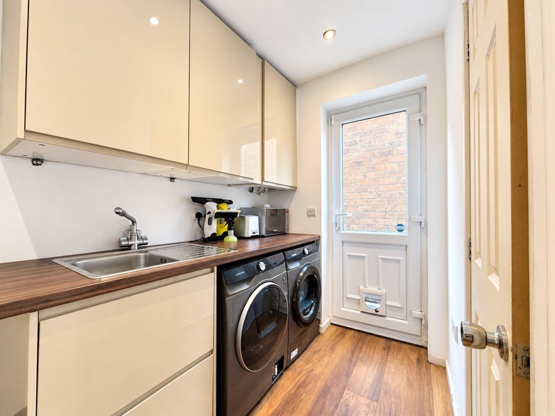 Room Holywell Drive in Charnwood