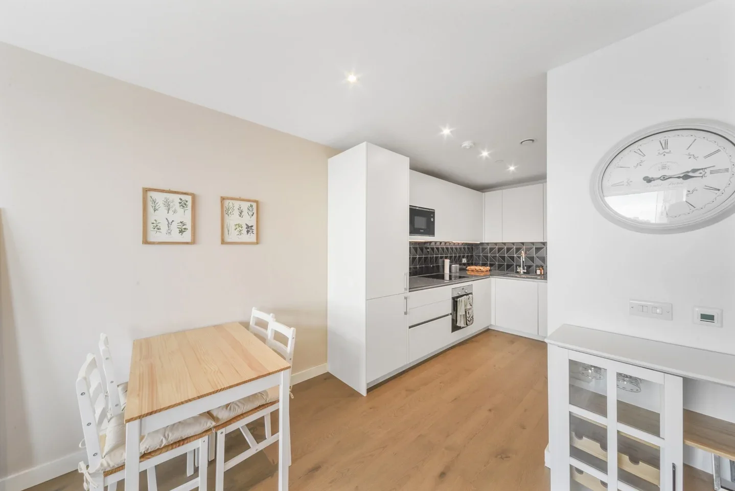Flat Deacon Street in Greater London