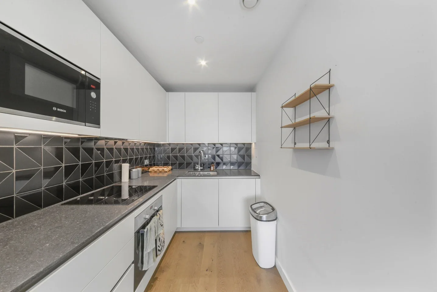Flat Deacon Street in Greater London