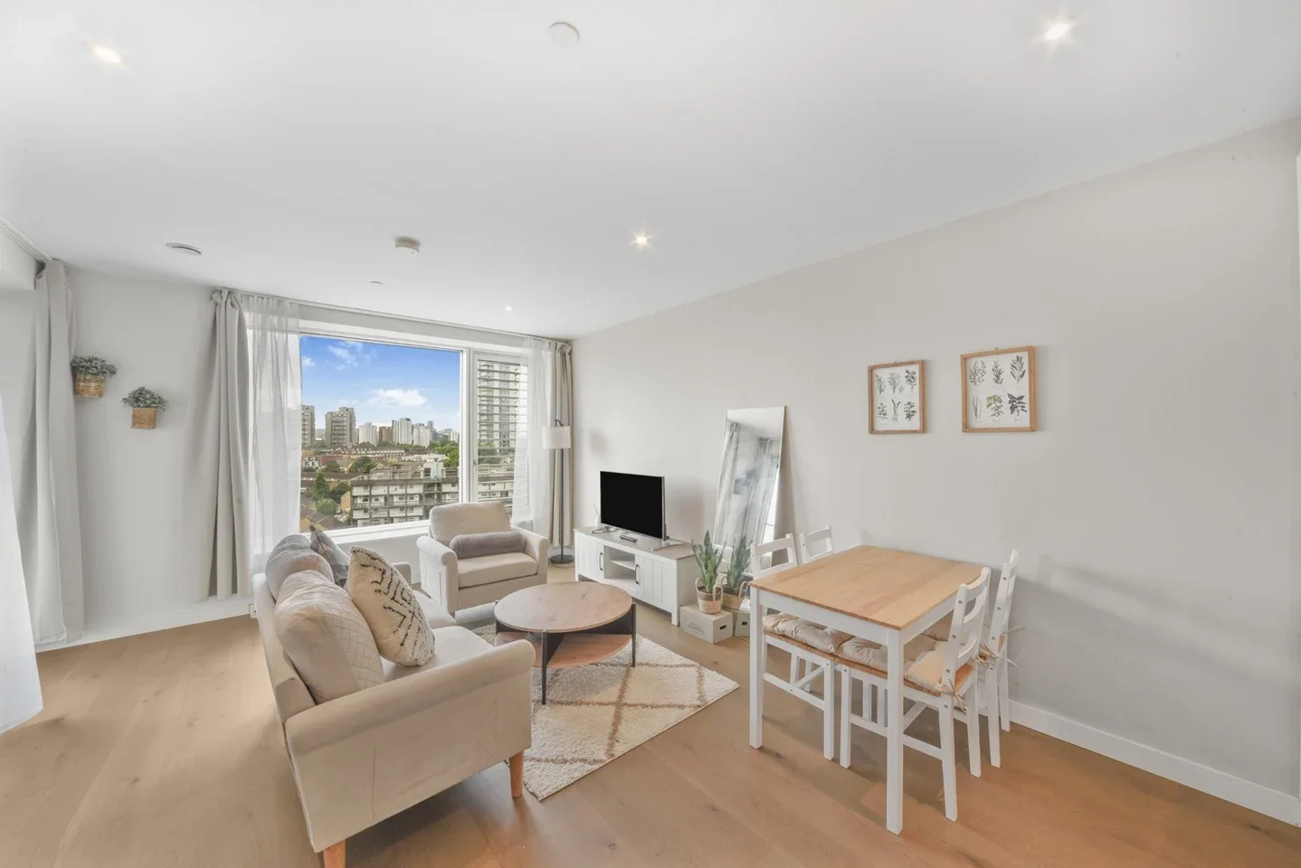 Flat Deacon Street in Greater London