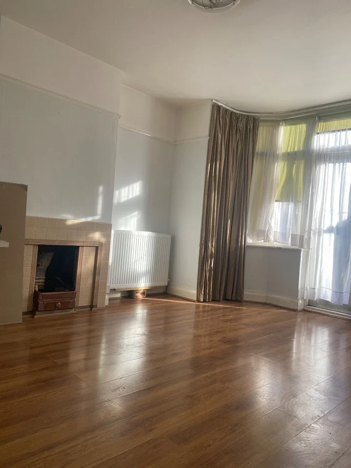House Garrick Avenue in Greater London