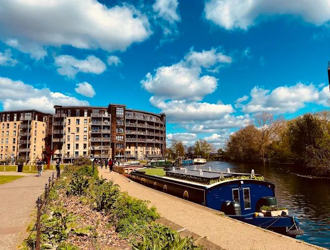 Flat Theydon Road in Greater London
