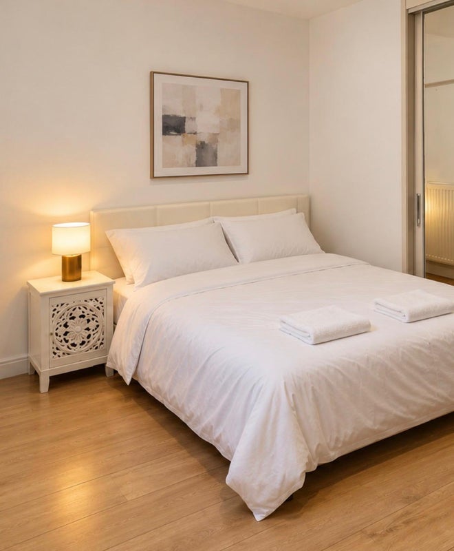 Room Theydon Road in Greater London