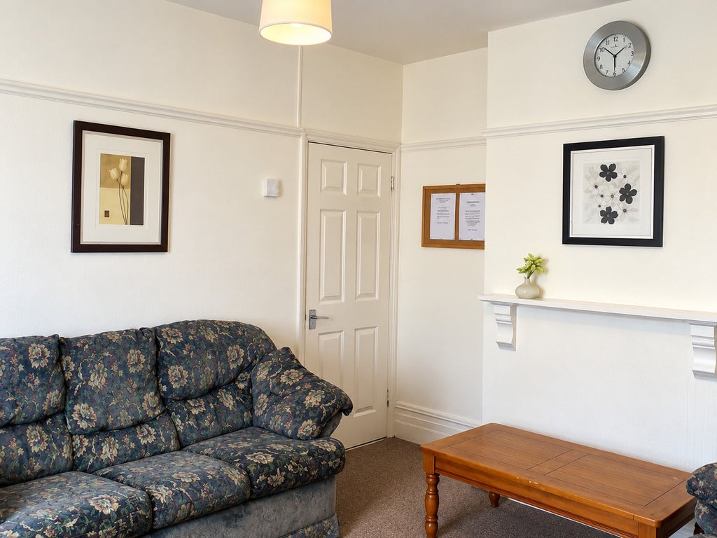 Room Desborough Avenue in High Wycombe