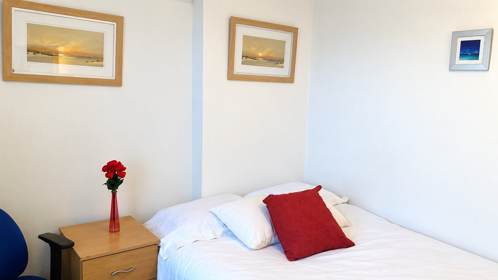 Room Desborough Avenue in High Wycombe