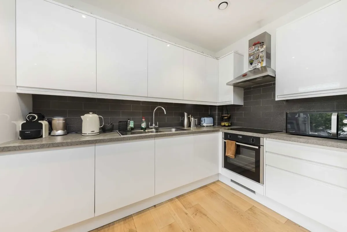 Flat Goldhawk Road in Greater London