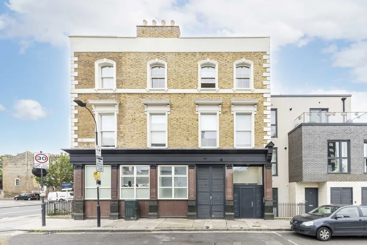 Flat Goldhawk Road in Greater London