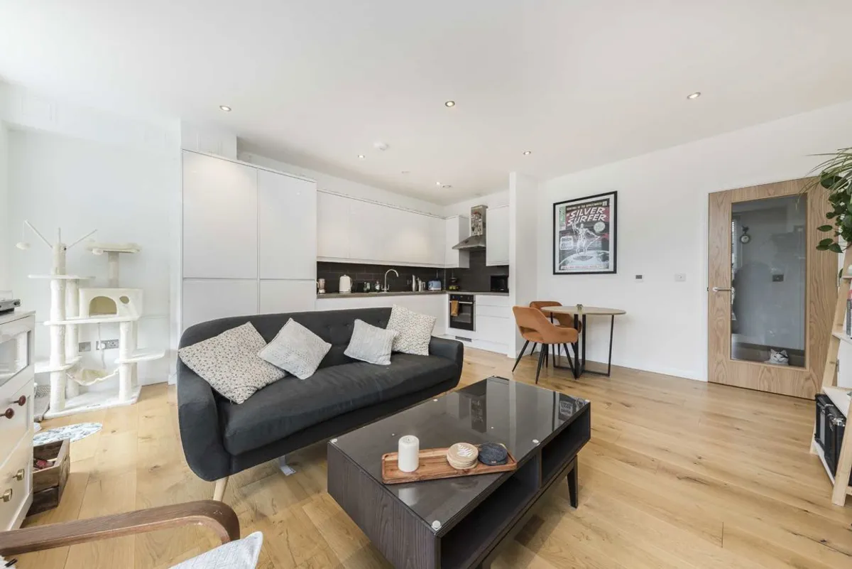 Flat Goldhawk Road in Greater London