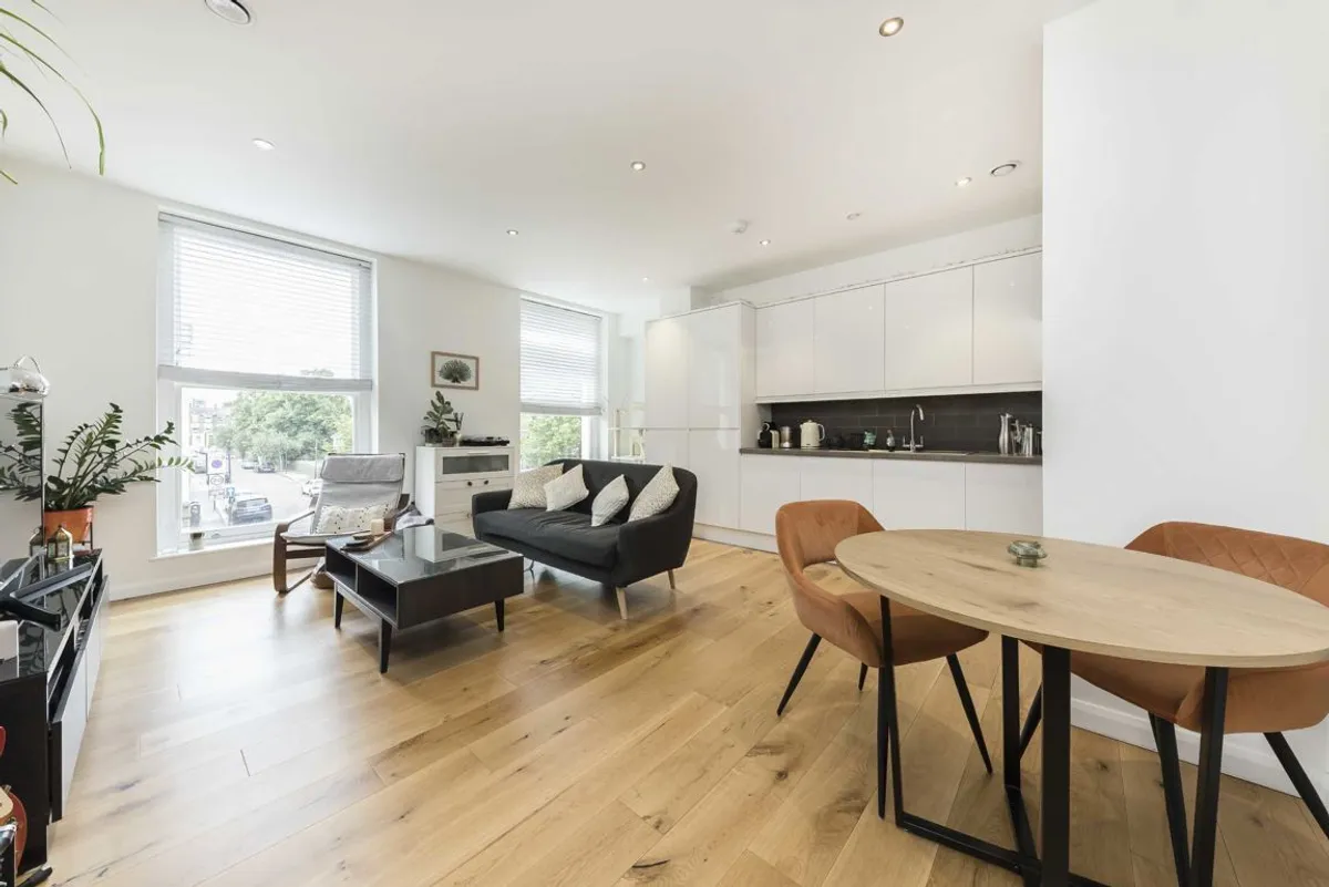 Flat Goldhawk Road in Greater London