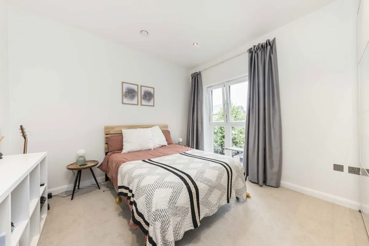 Flat Goldhawk Road in Greater London