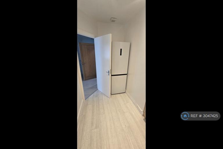 Flat Mayfair Court in Greater London