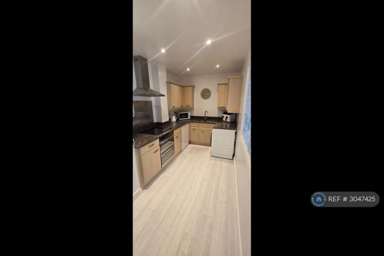 Flat Mayfair Court in Greater London