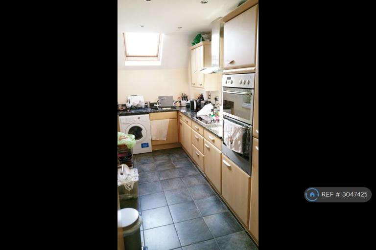 Flat Mayfair Court in Greater London