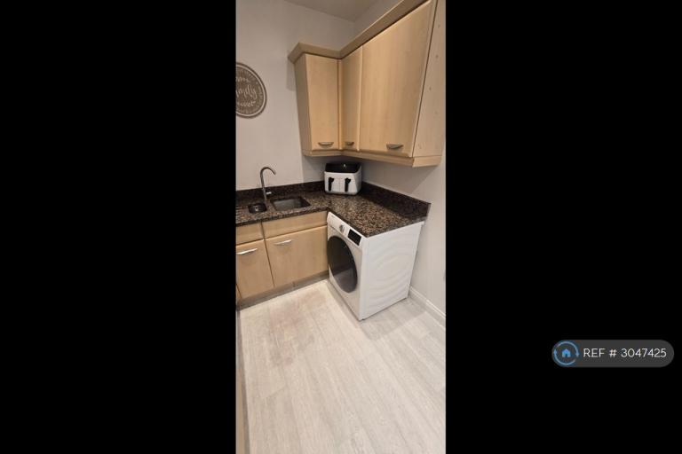 Flat Mayfair Court in Greater London
