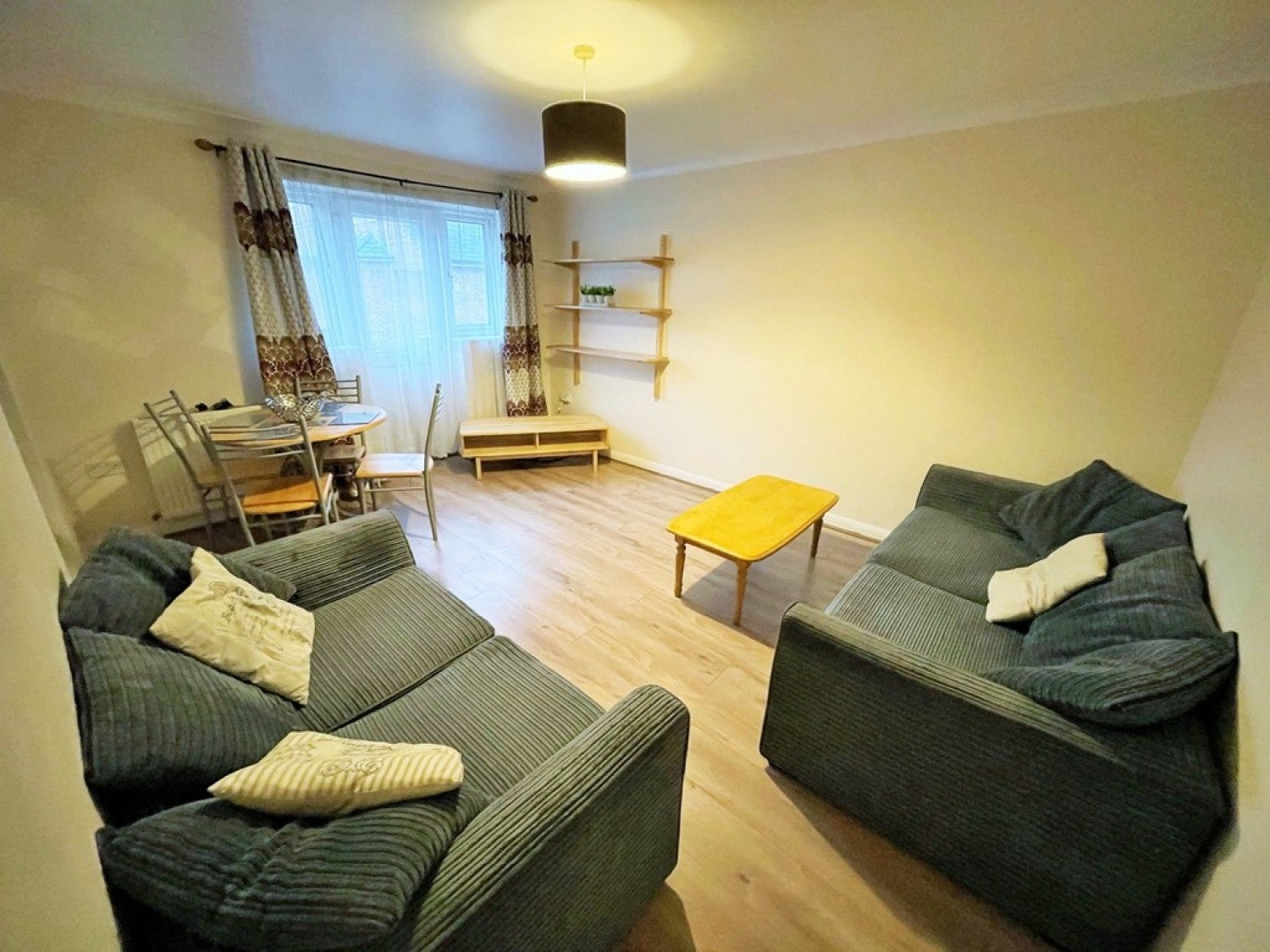 Flat Russell Street in Reading