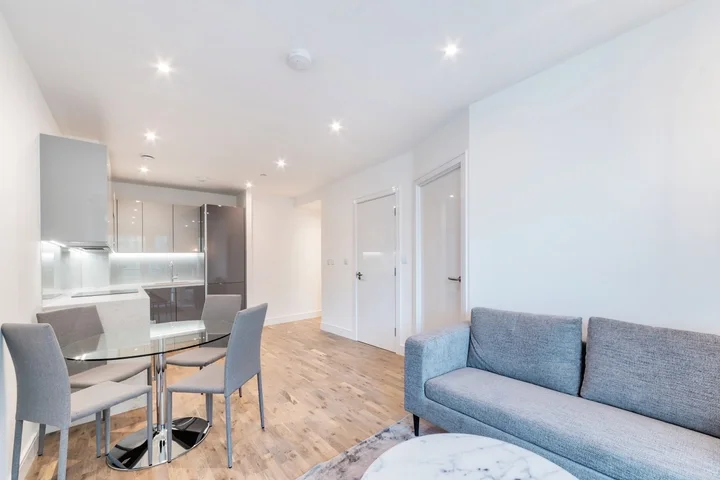 Flat Juniper Drive in Greater London