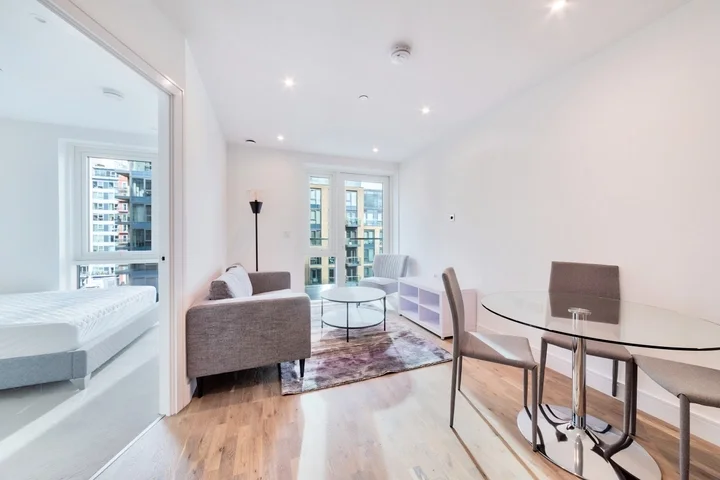 Flat Juniper Drive in Greater London