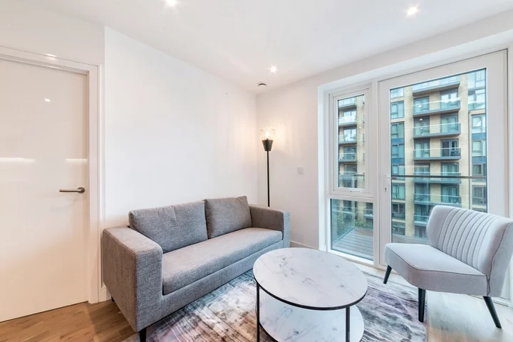 Flat Juniper Drive in Greater London