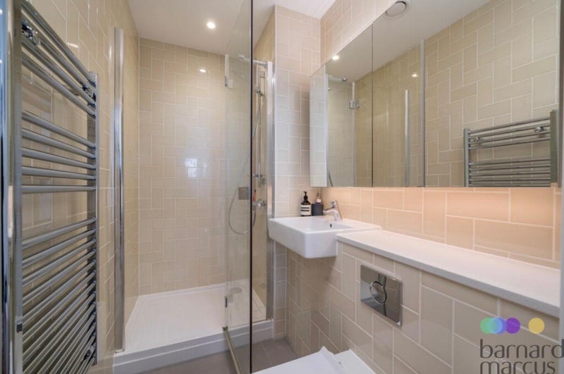 Room Mapleton Crescent in Greater London