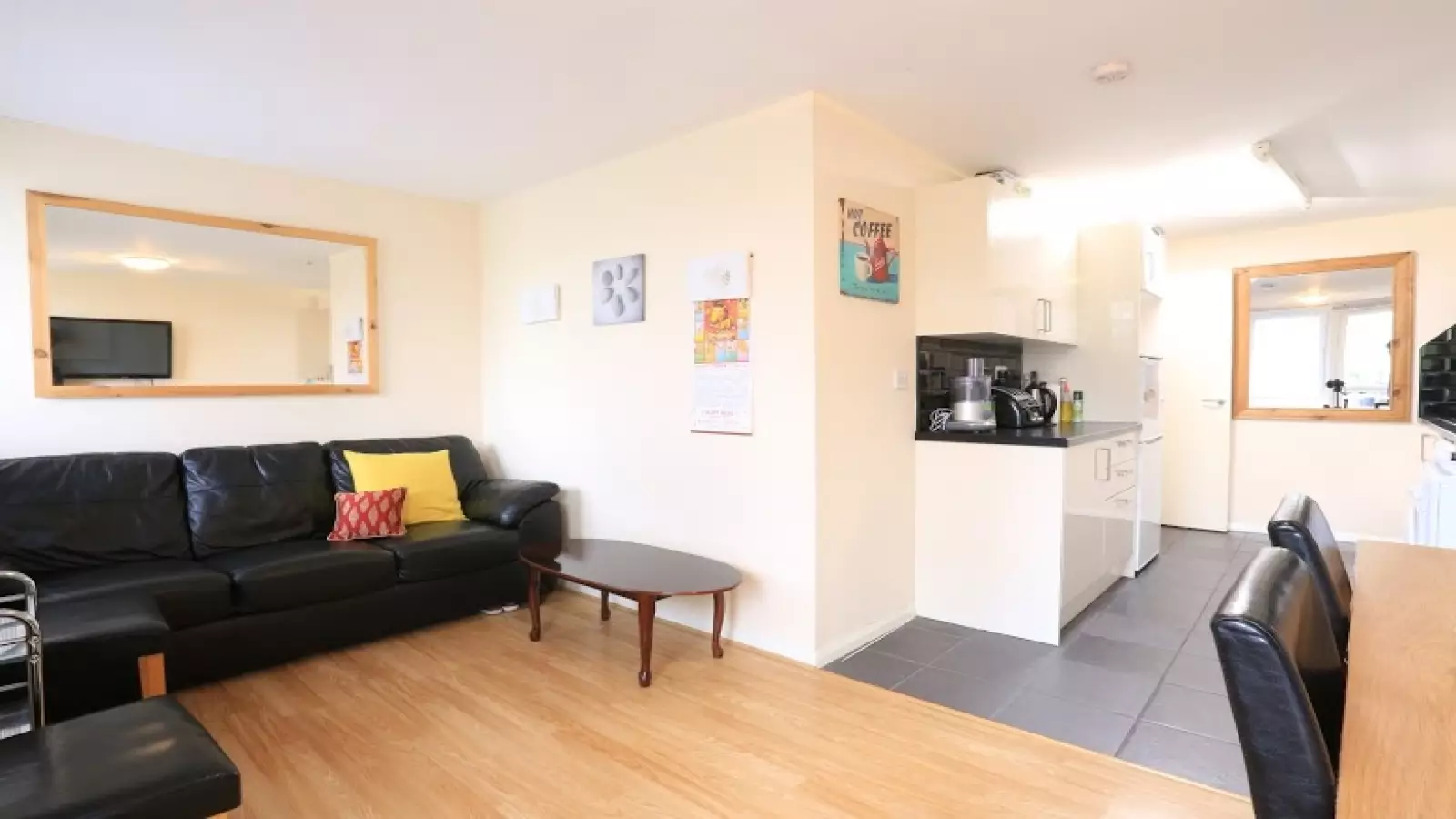 Room Bruce Road in Greater London