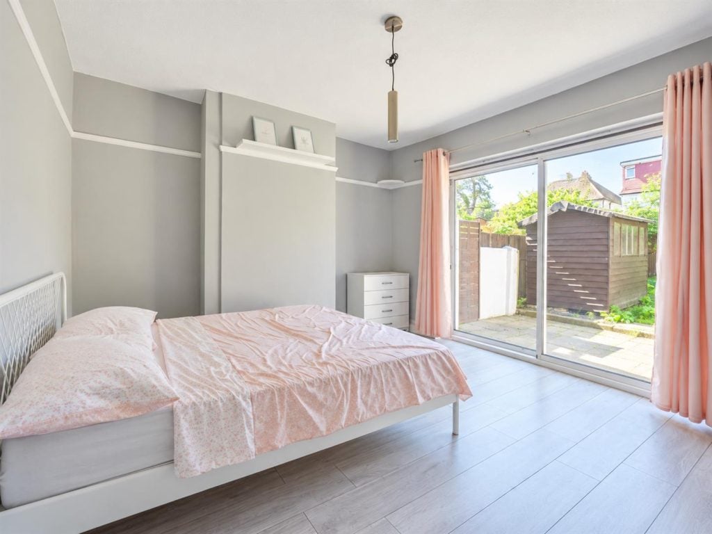 Flat Braid Avenue in Greater London