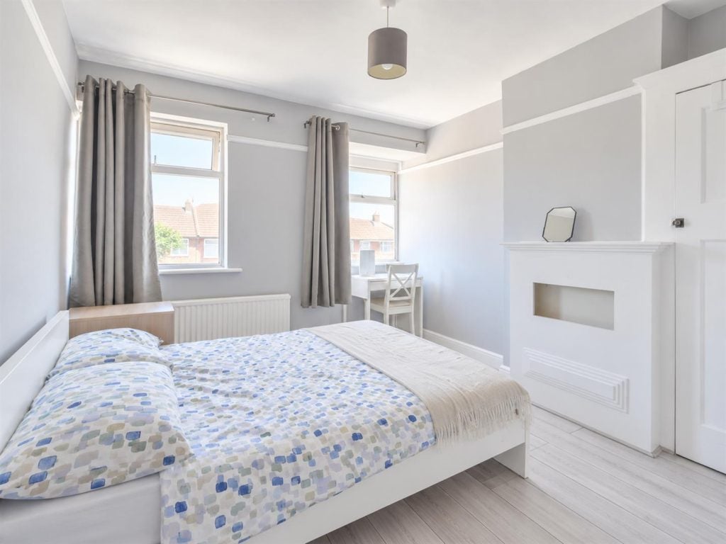 Flat Braid Avenue in Greater London