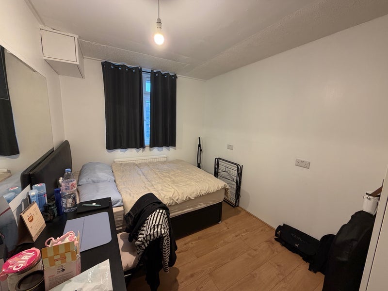 Room Layard Square in Greater London