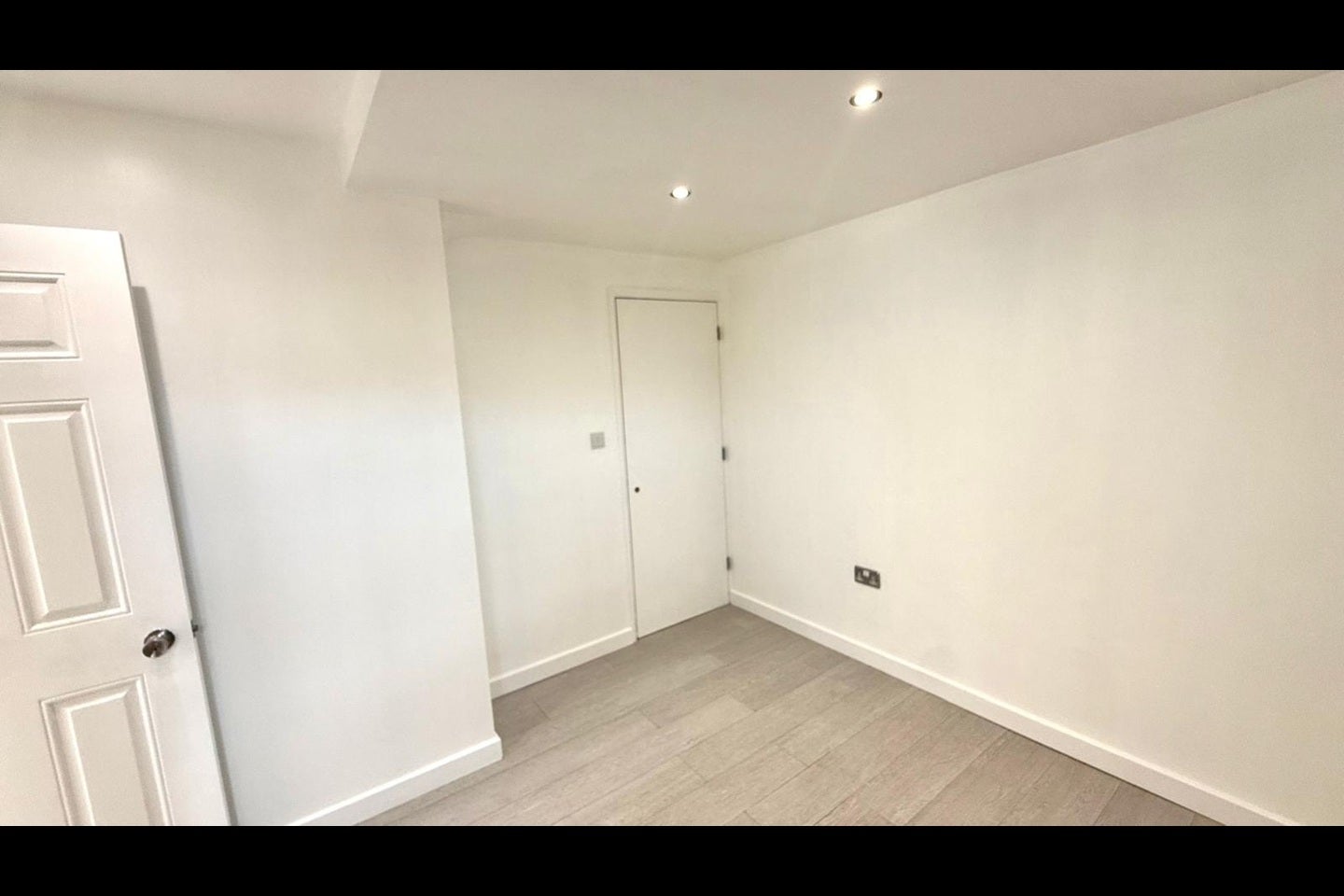 Flat Lynwood Close in Greater London
